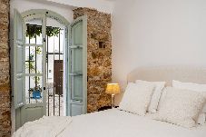 Apartamento en Estepona - Espacio Renovado, A Pasos de Playa y Casco Antiguo