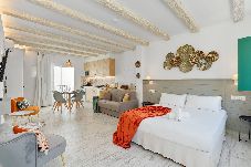 Apartamento en Estepona - Romántico Escape, Balcón Privado, a 1 Min del Mar