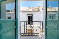 Apartamento en Estepona - Romántico Escape, Balcón Privado, a 1 Min del Mar