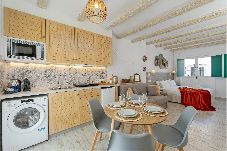 Apartamento en Estepona - Romántico Escape, Balcón Privado, a 1 Min del Mar