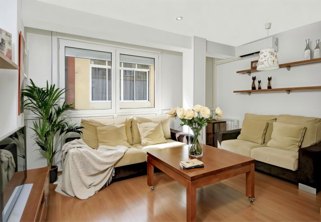 Apartamento en Granada - Apartamento céntrico y espacioso en Granada – WiFi y parking incluido, hasta 6 personas