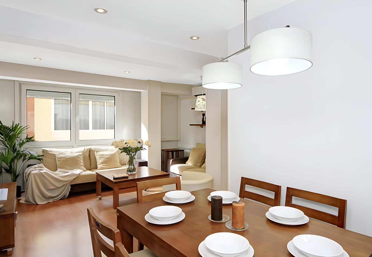 Apartamento en Granada - Apartamento céntrico y espacioso en Granada – WiFi y parking incluido, hasta 6 personas