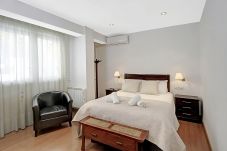 Apartamento en Granada - Apartamento céntrico y espacioso en Granada – WiFi y parking incluido, hasta 6 personas