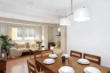 Apartamento en Granada - Apartamento céntrico y espacioso en Granada – WiFi y parking incluido, hasta 6 personas