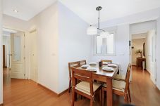 Apartamento en Granada - Apartamento céntrico y espacioso en Granada – WiFi y parking incluido, hasta 6 personas