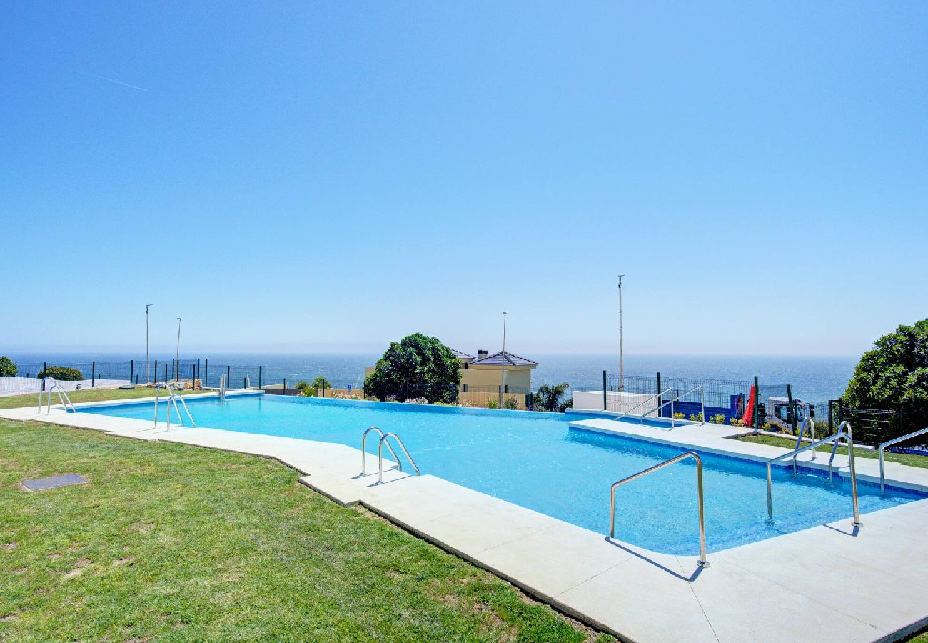 Ferienwohnung in Casares - Infinity-Pool, Meerblick & private Terrasse