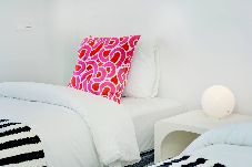 Ferienwohnung in Casares - Infinity-Pool, Meerblick & private Terrasse